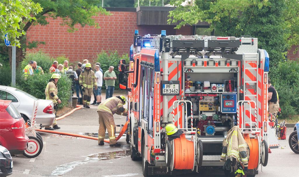 Die Feuerwehr Mühlacker ist an der Uhlandschule im Einsatz und kann Schlimmeres verhindern. Foto: Fotomoment