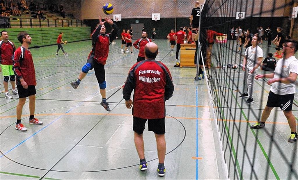Einsatzkräfte tauschen sich beim Volleyball aus