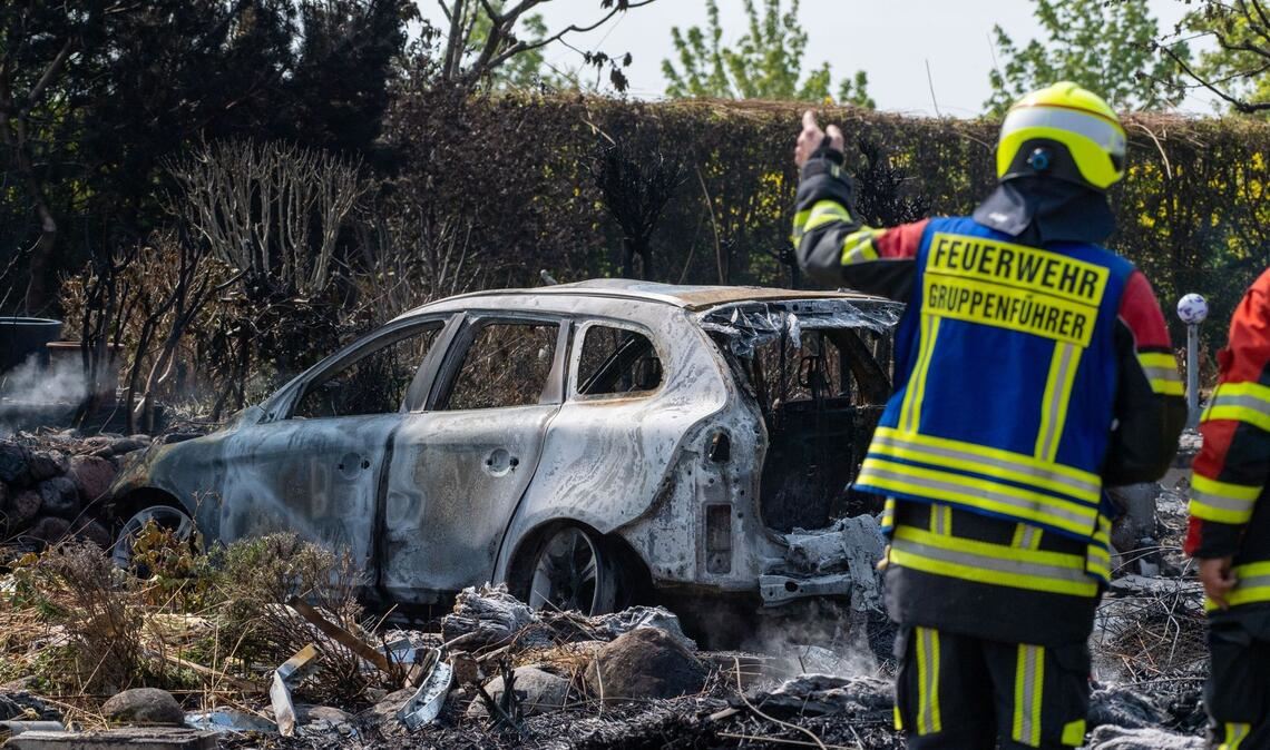 Die Feuerwehr am Brandort. Nach einer Explosion ist ein Feuer ausgebrochen und hat mehrere Häuser zerstört.