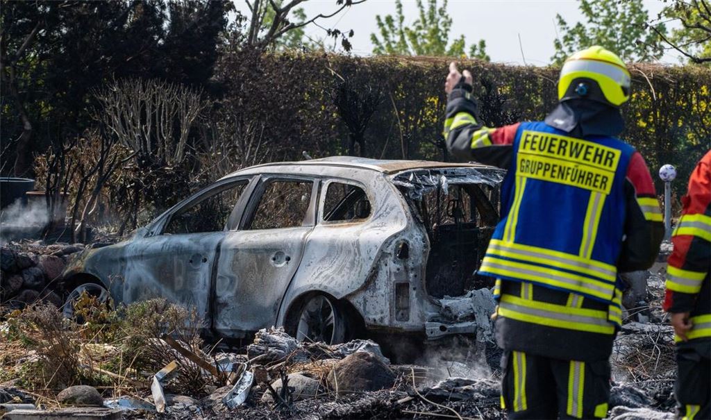 Die Feuerwehr am Brandort. Nach einer Explosion ist ein Feuer ausgebrochen und hat mehrere Häuser zerstört.