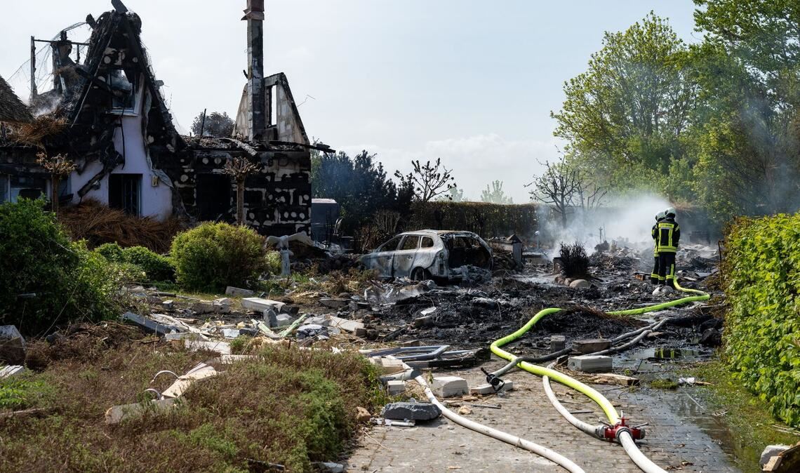 Die Feuerwehr arbeitet am Brandort auf der Insel Rügen.