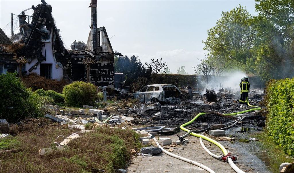 Die Feuerwehr arbeitet am Brandort auf der Insel Rügen.