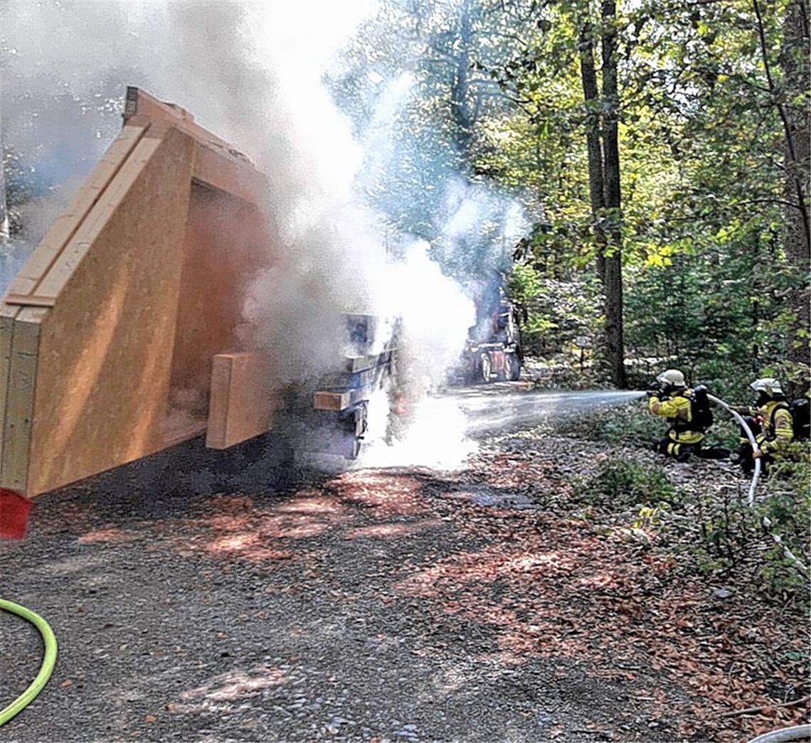 Auflieger eines Lkw steht in Flammen