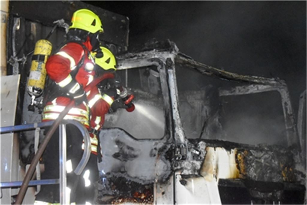 Die Feuerwehr beim Löschen des Lkw. Foto: myro