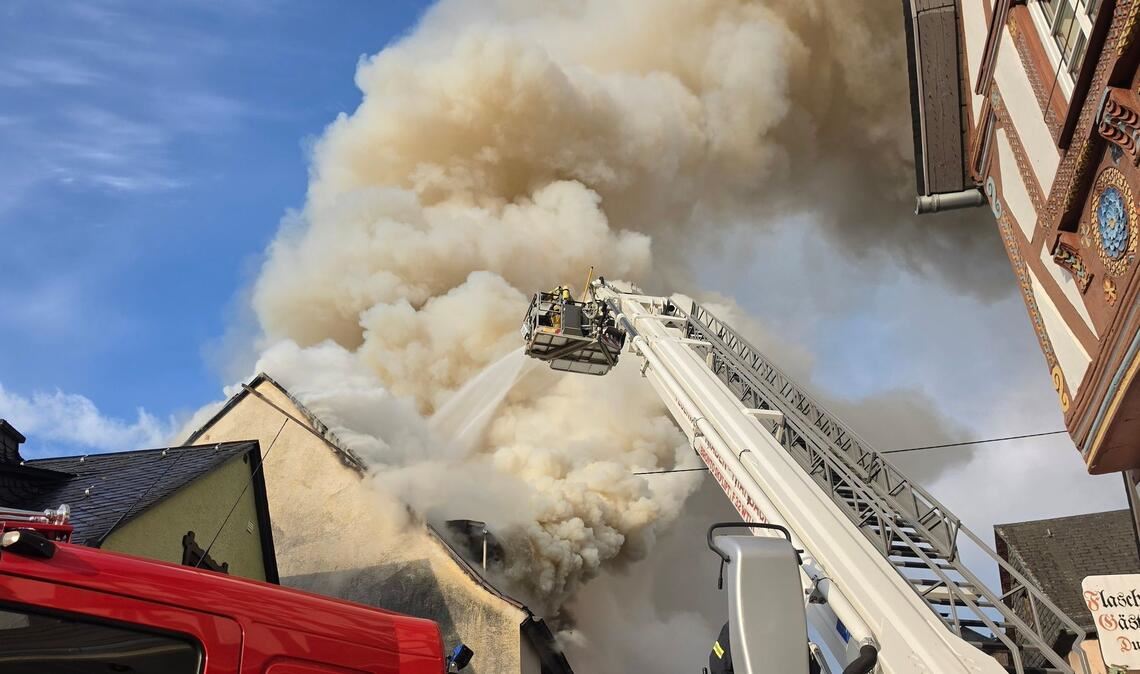 Die Feuerwehr bekämpft in Kröv in Rheinland-Pfalz einen Brand, bei dem es zu starker Rauchentwicklung kommt.