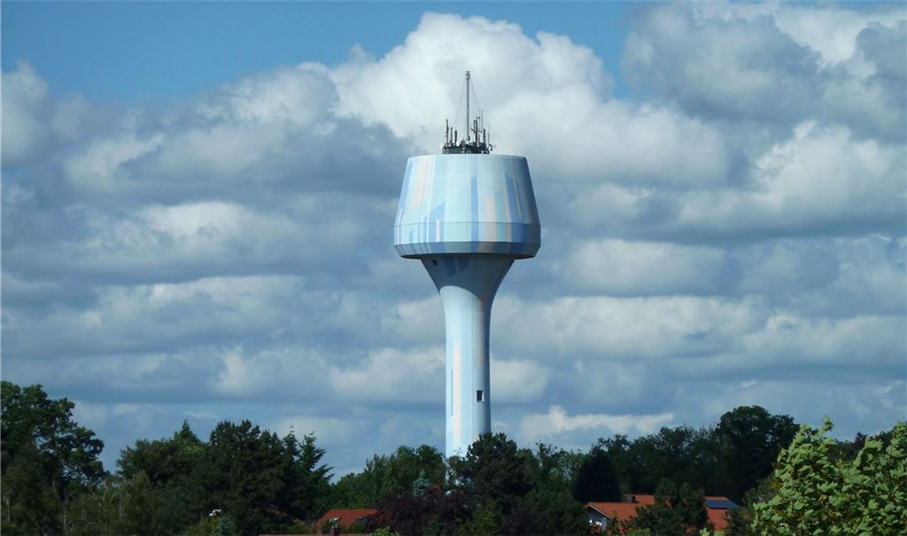 Die Feuerwehr beruhigt: Der Mühlacker Wasserturm muss nicht als Funkturm für die neue Wache herhalten. Leserfoto: Christian Hauska