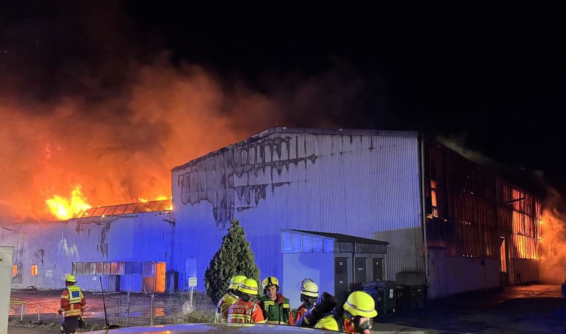 Die Feuerwehr brauchte Stunden, um das Feuer unter Kontrolle zu bringen.