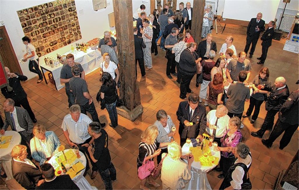 Die Feuerwehr feiert mit zahlreichen Gästen. Bild oben rechts: Kommandant Ralph Keipp (li.) im Gespräch mit dem Vorsitzenden des Feuerwehrverbands Enzkreis, Martin Rühle.