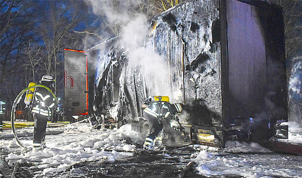 Die Feuerwehr hat den Auflieger rasch gelöscht. Foto: Myroshnichenko