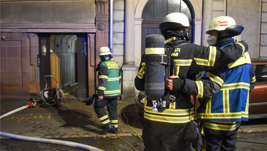 Die Feuerwehr hat den Brand im Kellerbereich schnell unter Kontrolle.Foto: Myroshnichenko