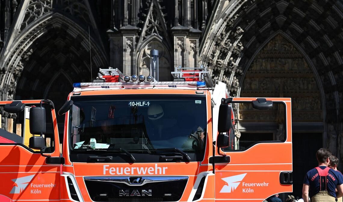 Die Feuerwehr im Einsatz am Kölner Dom.