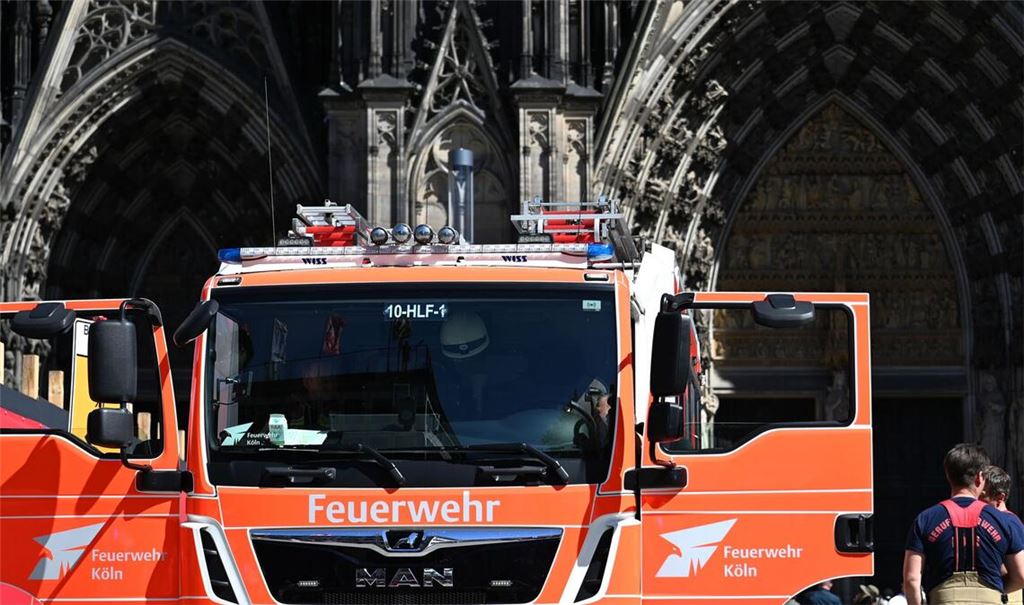 Die Feuerwehr im Einsatz am Kölner Dom.