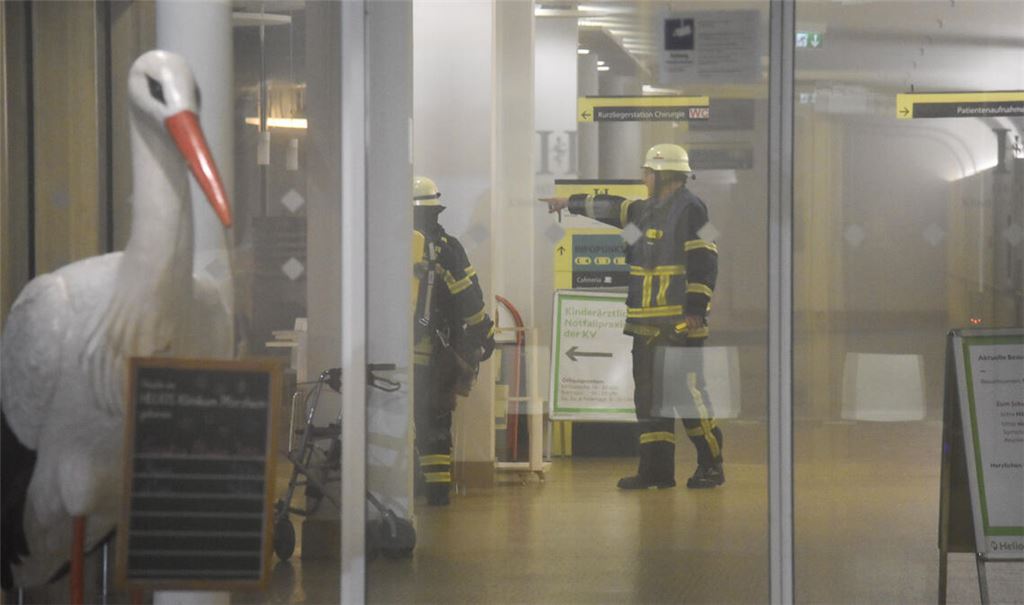 Die Feuerwehr im Einsatz im Helios-Klinikum in Pforzheim. Foto: myro