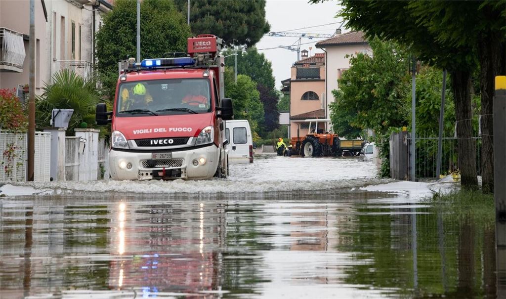Die Feuerwehr im Einsatz im italienischen Hochwassergebiet.