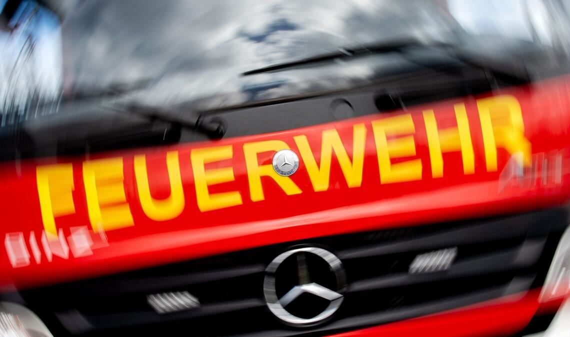 Die Feuerwehr in Baden-Baden sei bis zum Mittag 37 Mal ausgerückt, meistens wegen umgestürzter Bäume, wie es weiter hieß. (Symbolbild)