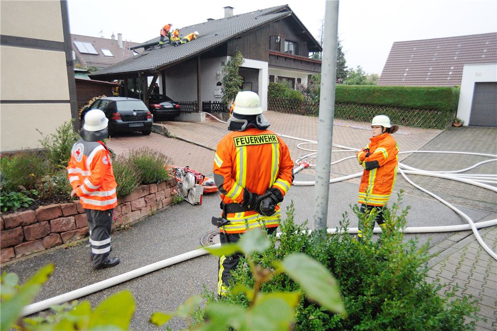 Die Feuerwehr ist an den Brandort in den Scheurengärten in Wiernsheim geeilt.  Foto: Fotomoment