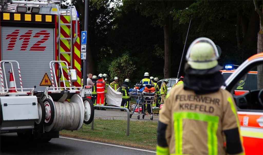 Die Feuerwehr ist mit einem Großaufgebot an Rettungskräften im Einsatz.