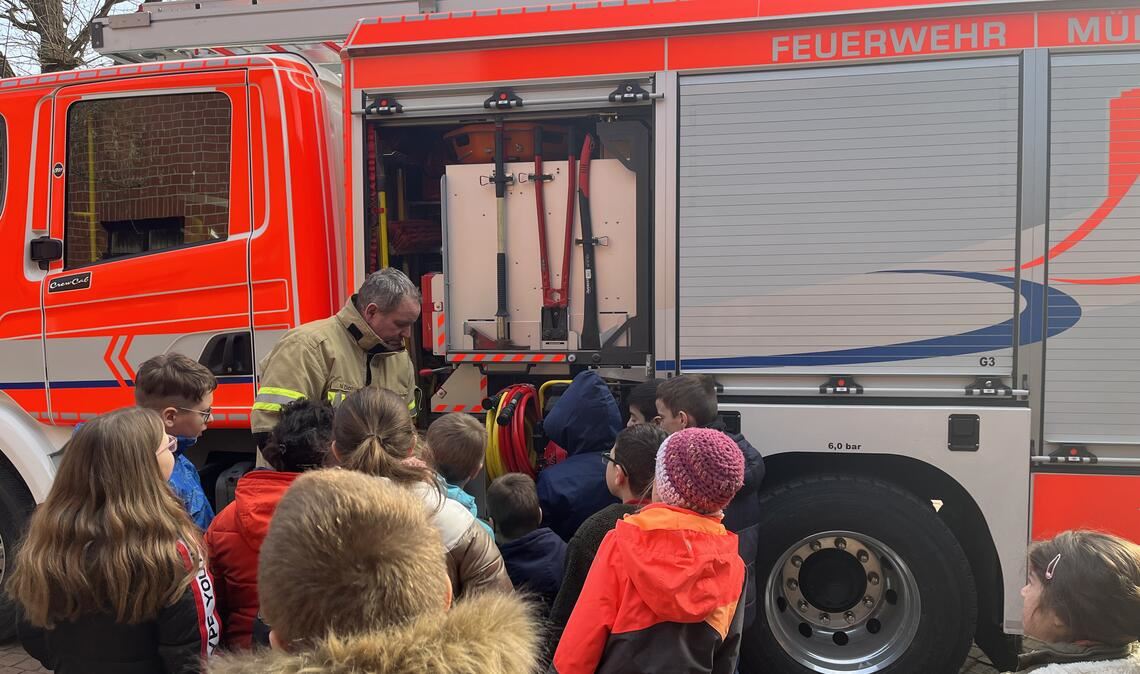 Die Feuerwehr ist zu Gast an der Mühlacker Uhlandschule. Foto: privat