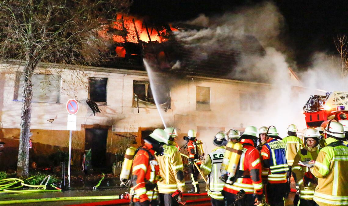 Brand in Oberderdingen fordert ein Todesopfer Die Feuerwehr kämpft an der Sternenfelser Straße gegen die Flammen. Einsatz-Report24