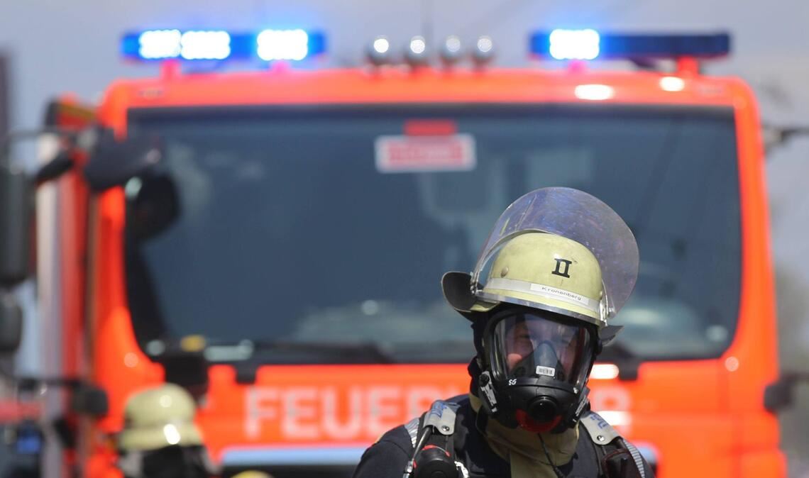 Die Feuerwehr kämpft auch am Morgen noch mit den Flammen. (Symbolfoto)