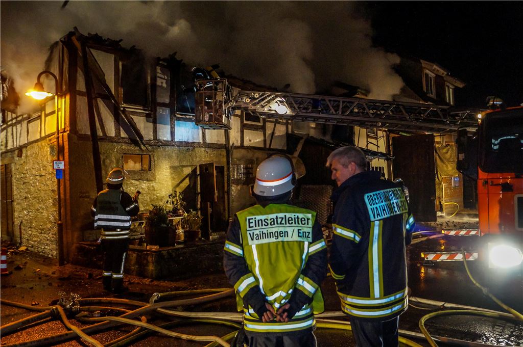 Vaihingen/Enz-Ensingen: Offener Dachstuhlbrand im alten Ortskern - Feuerwehr im Grosseinsatz