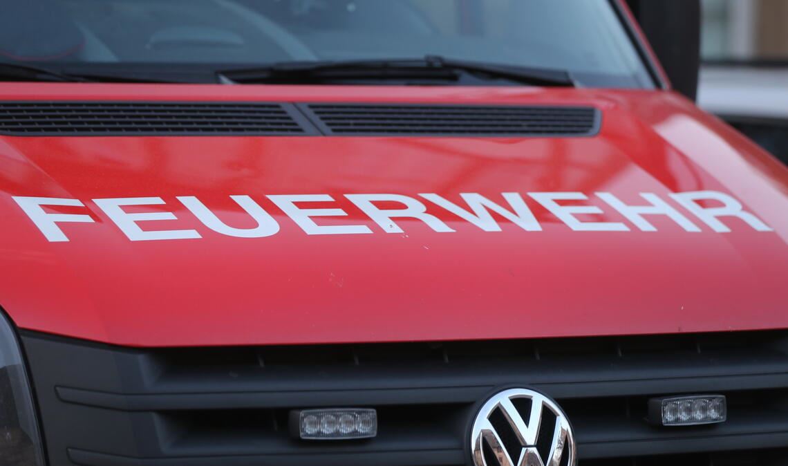 Die Feuerwehr kann den Brand am Parkhaus zum Glück schnell löschen. Symbolfoto: Archiv/Disselhoff