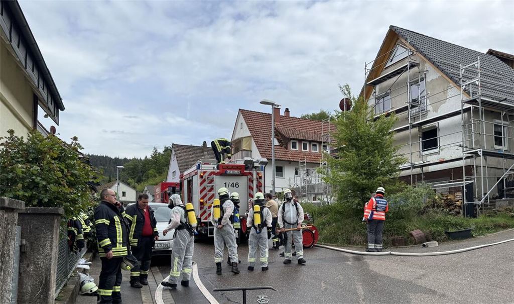 Die Feuerwehr konnte den Brand löschen, dennoch wurden Personen verletzt und hoher Schaden entstand.