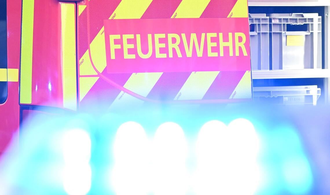 Die Feuerwehr konnte den Brand löschen – ein Häftling wurde bei dem Vorfall verletzt. (Symbolbild)