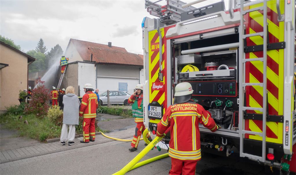 Die Feuerwehr löscht an der Kalkofenstraße in Knittlingen eine brennende Fassade und verhindert so Schlimmeres. Foto: Fotomoment