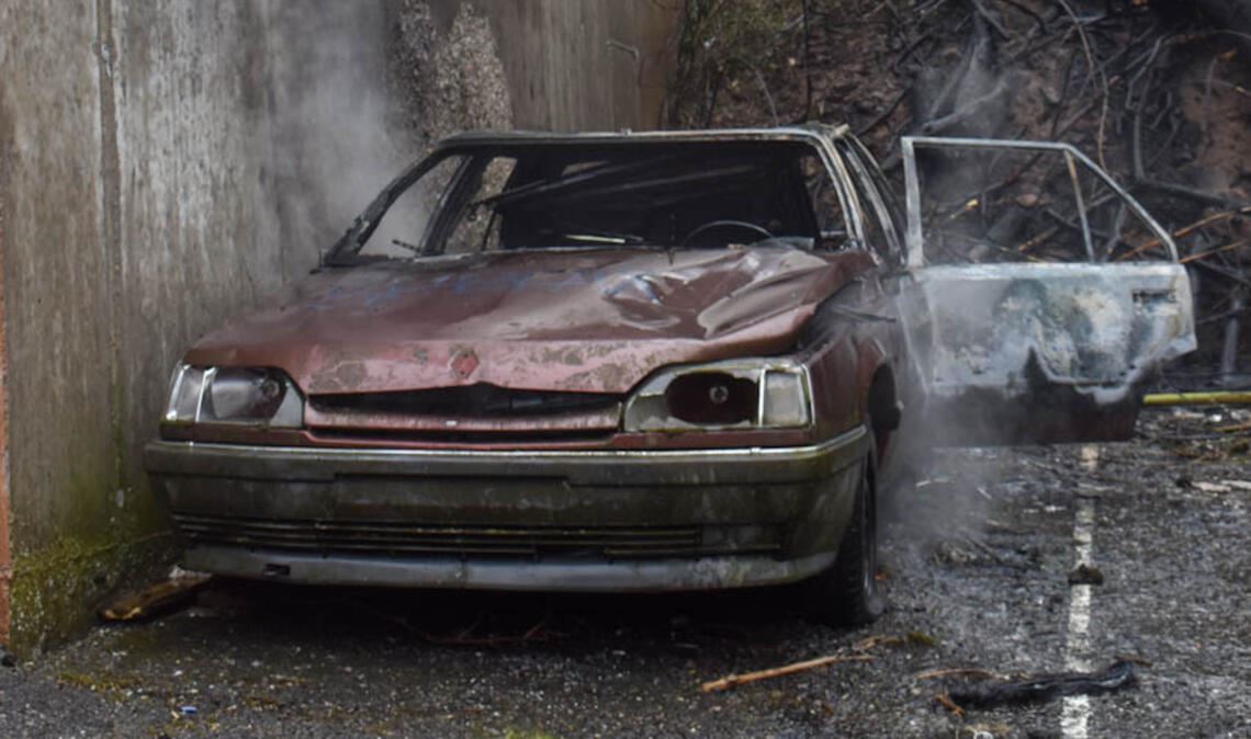 Die Feuerwehr löscht den brennenden Wagen, der total zerstört wird.Foto: Myroshnichenko