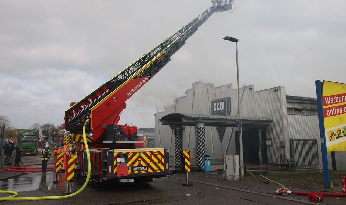 Die Feuerwehr löscht einen Brand in einem Club. Hunderte Feiernde retten sich ins Freie.