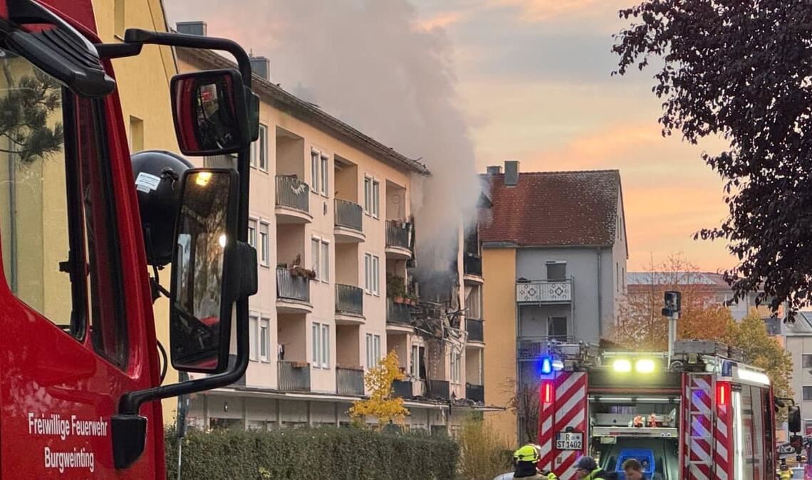 Die Feuerwehr löscht einen Brand nach einer Explosion in einem Mehrfamilienhaus. Nach Angaben der Polizei wurden mindestens vier Menschen teilweise schwer verletzt und in Krankenhäuser gebracht.