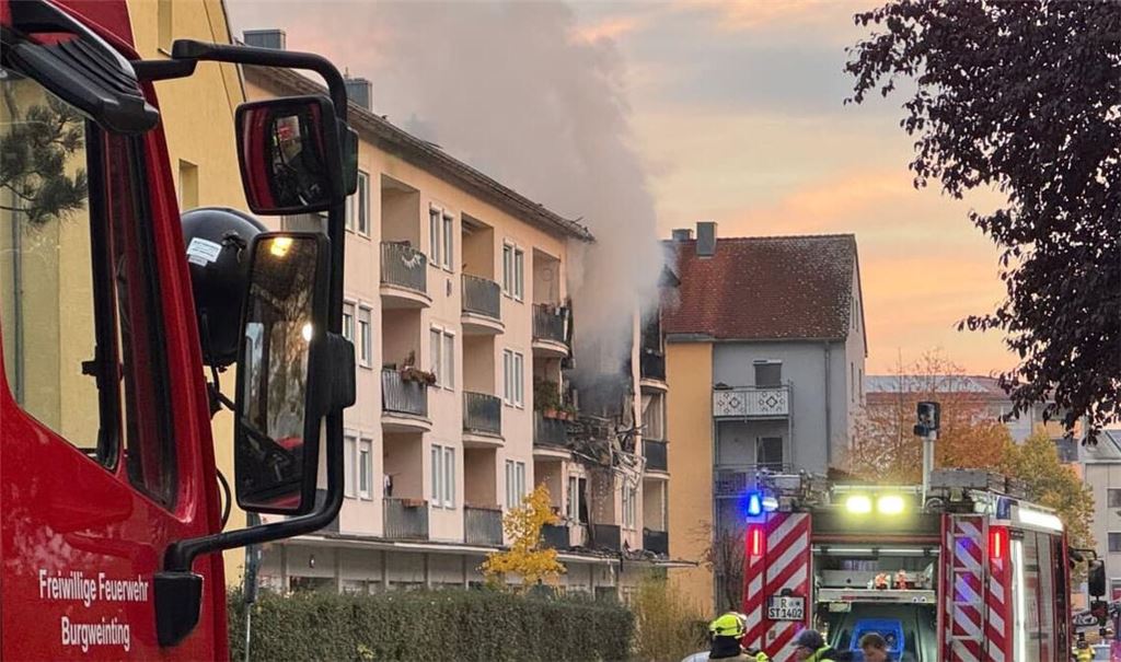 Die Feuerwehr löscht einen Brand nach einer Explosion in einem Mehrfamilienhaus. Nach Angaben der Polizei wurden mindestens vier Menschen teilweise schwer verletzt und in Krankenhäuser gebracht.
