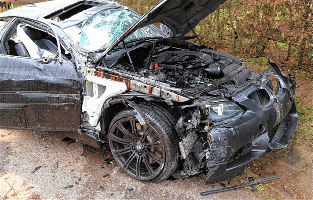 Auto landet nach Unfall auf dem Dach