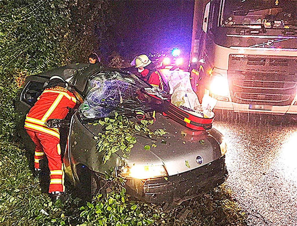 Die Feuerwehr muss den Fahrer aus seinem Wagen befreien. Foto: Feuerwehr Knittlingen