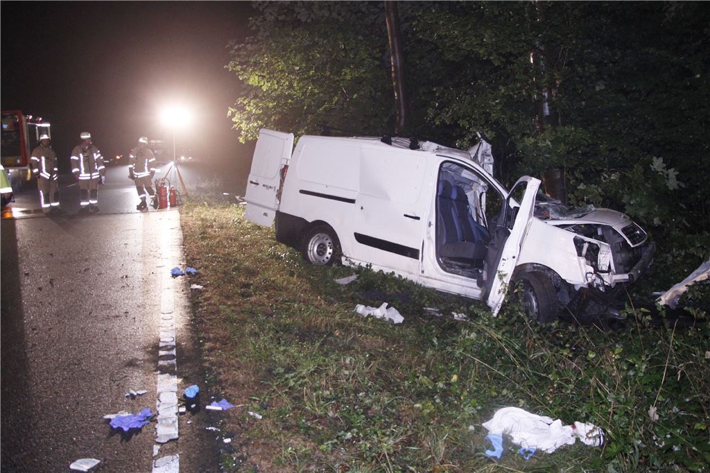 Illingen: schwerer Verkehrsunfall auf der B35 zwischen Illingen und Lienzingen - 2 Verletzte Personen