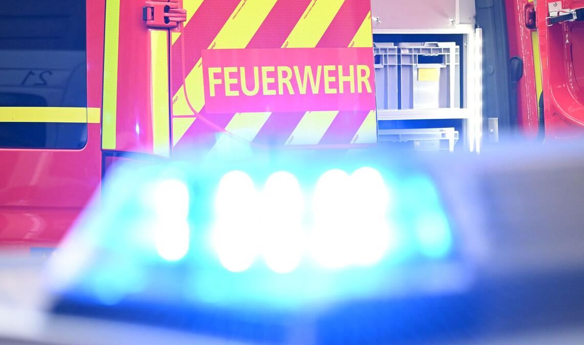 Die Feuerwehr musste den 31-Jährigen aus dem Wagen befreien (Symbolbild).