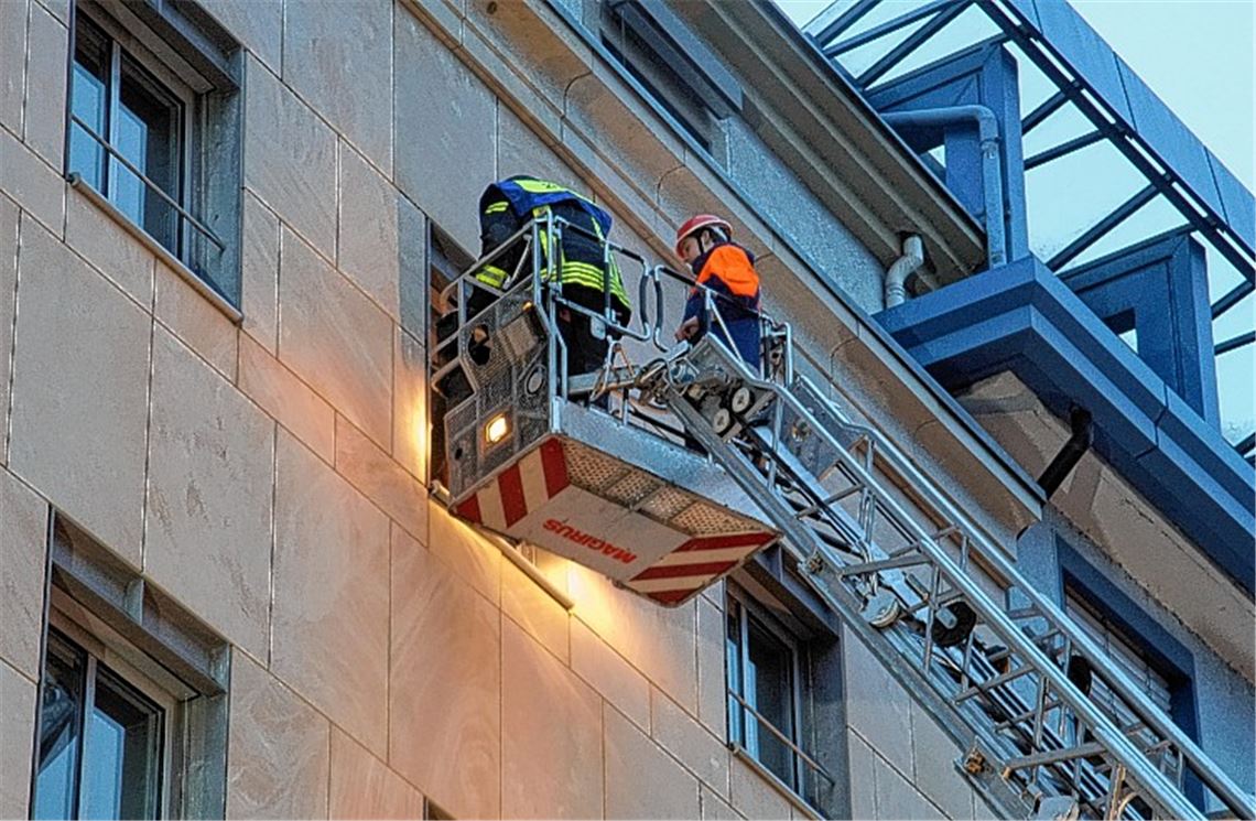 Feuerwehr übt im alten Sparkassen-Gebäude