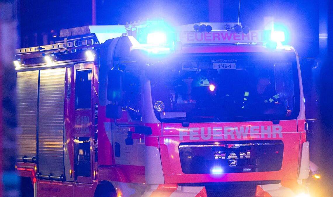 Die Feuerwehr rückt zu einem Feuer im Kreis Konstanz aus – ein Mann kommt bei dem Brand ums Leben (Archivbild).