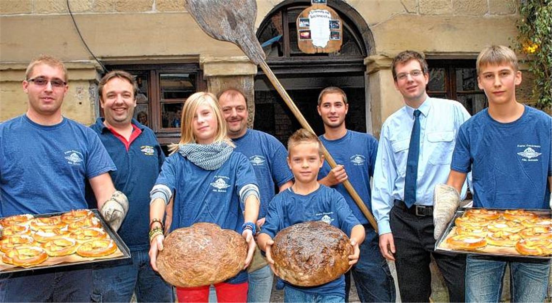 Die Feuerwehr serviert Spezialitäten aus dem Backhäusle in Schmie. Foto: Stahlfeld
