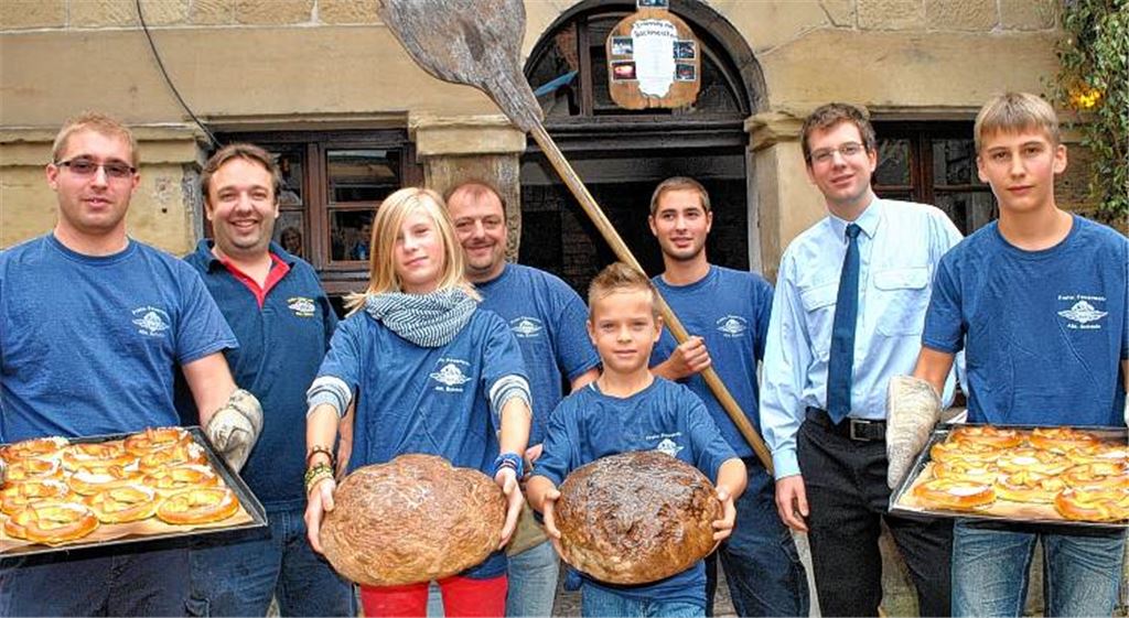 Die Feuerwehr serviert Spezialitäten aus dem Backhäusle in Schmie. Foto: Stahlfeld