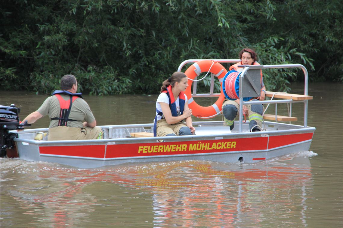 Die Feuerwehr sucht unter anderem mit Motorbooten nach der mutmaßlich in Not geratenen Person. Foto: Recken