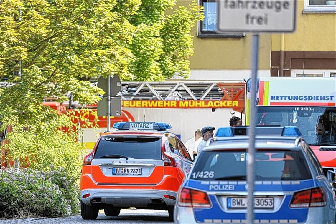 Seniorin im ersten Stock gestürzt: Feuerwehr rückt aus