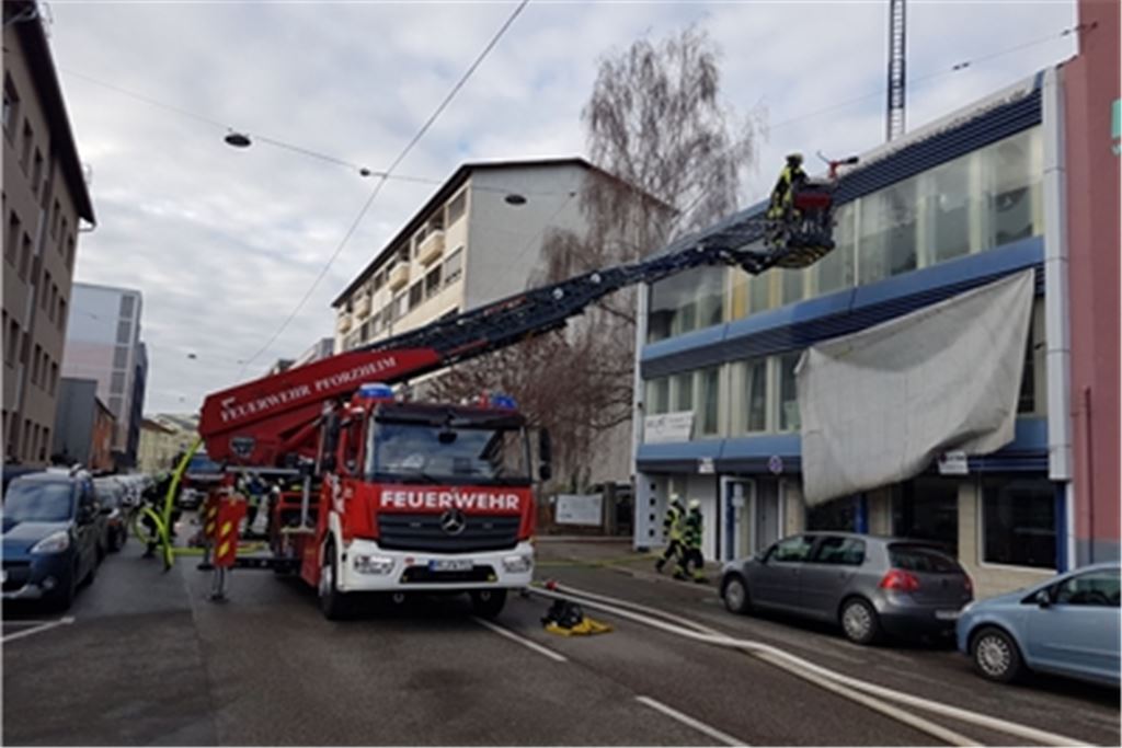 Die Feuerwehr verhindert das Übergreifen des Brandes auf das Nachbargebäude. Foto: SDMG