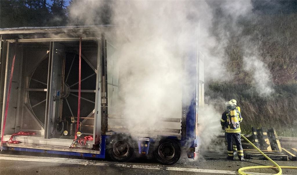 Die Feuerwehr verhindert durch ihr schnelles Eingreifen, dass die gesamte Ladung des Lkw zerstört wird. Foto: Feuerwehr