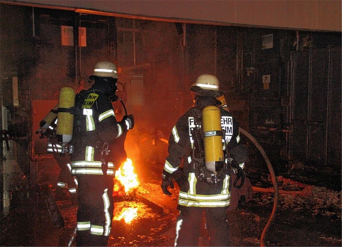Die Feuerwehr verhindert ein Übergreifen der Flammen aufs Hauptgebäude.