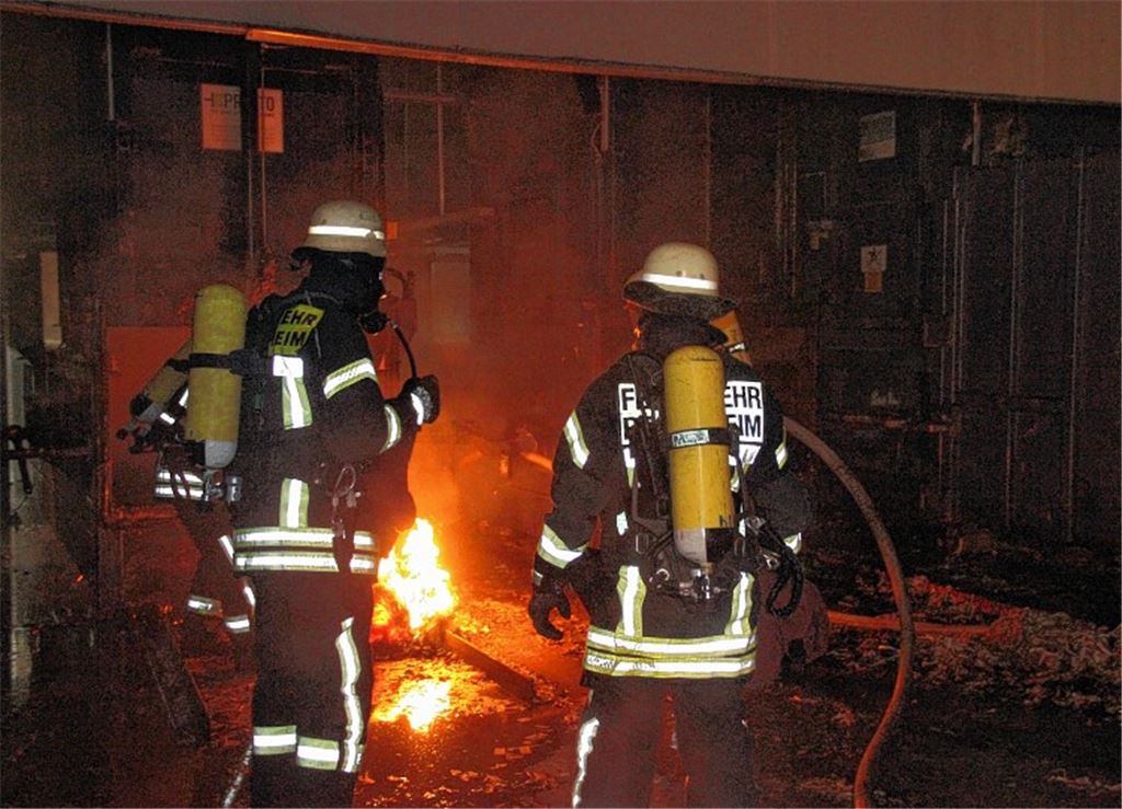 Die Feuerwehr verhindert ein Übergreifen der Flammen aufs Hauptgebäude.