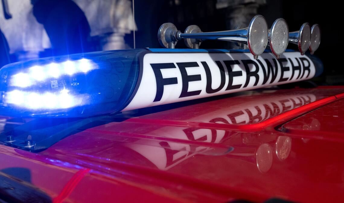 Die Feuerwehr verhinderte, dass die Flammen auf zwei weitere Fahrzeuge und das Zugfahrzeug übergriffen (Symbolbild).