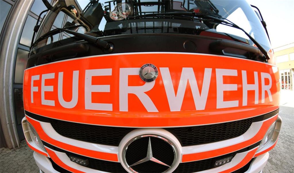 Die Feuerwehr war mit 100 Kräften und elf Fahrzeugen im Einsatz (Symbolbild).