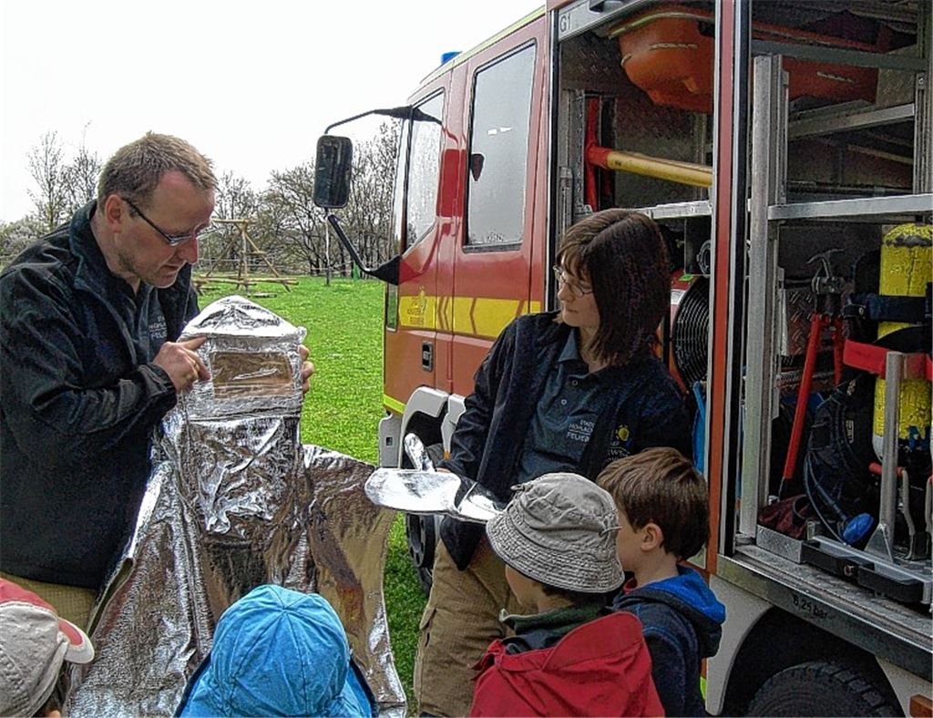 Die Feuerwehr zu Gast im Waldkindergarten „Kleine Dachse“.